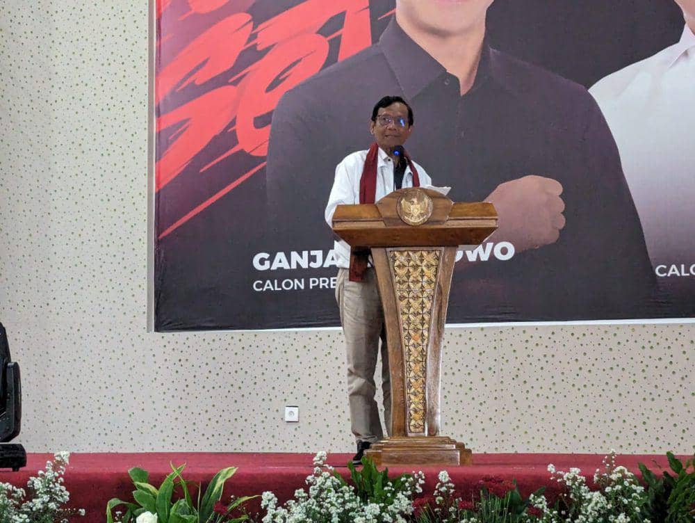 Mahfud MD saat melaksanakan kegiatan Tabrak Prof di Boderland Warerpark Malang. (IDN Times/Rizal Adhi Pratama)