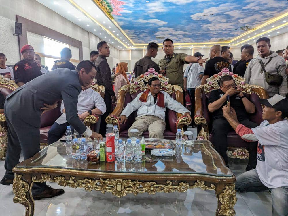 Mahfud MD saat melaksanakan kegiatan Tabrak Prof di Boderland Warerpark Malang. (IDN Times/Rizal Adhi Pratama)