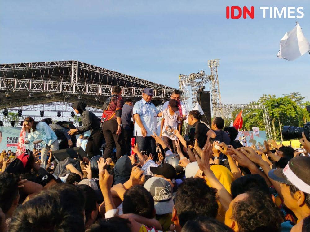 Momen Prabowo salami masyarakat Deli Serdang di lapangan Baharoedin (IDN Times/Eko Agus Herianto)