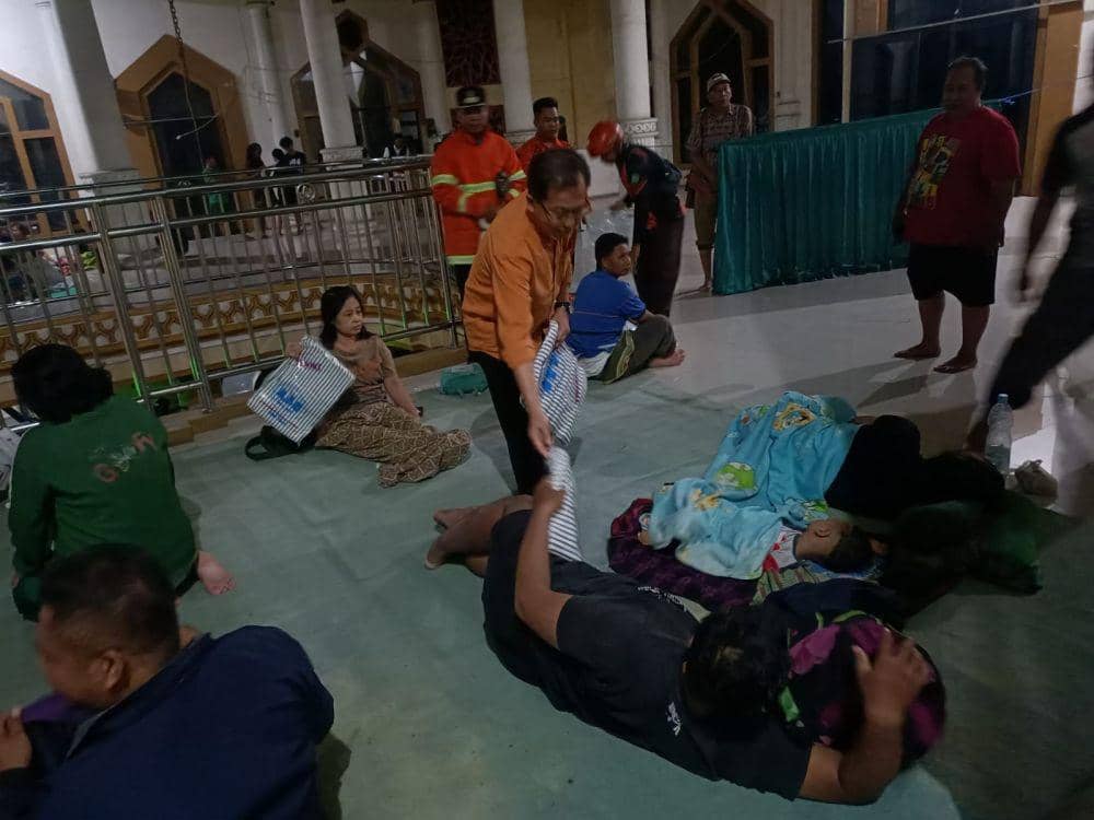 Warga mengungsi akibat banjir di Kecamatan Waru, Sidoarjo, Rabu (7/2/2024). (Dok. Kominfo Pemkab Sidoarjo).