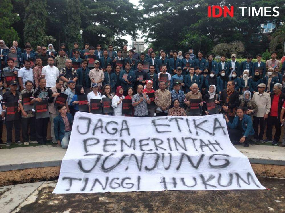 Para guru besar Undip dan kalangan mahasiswa membentangkan spanduk besar bertuliskan Jaga Etika Pemerintah Junjung Tinggi Hukum. (IDN Times/Fariz Fardianto (