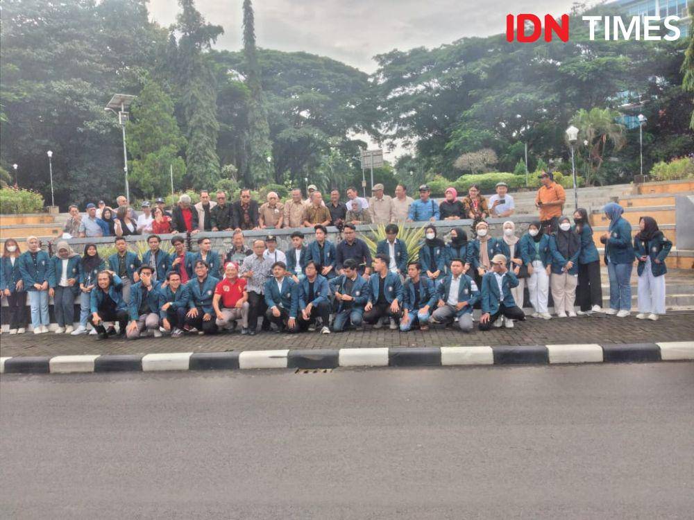 Para guru besar Undip foto bersama mahasiswa dari berbagai BEM Undip. (IDN Times/Fariz Fardianto)