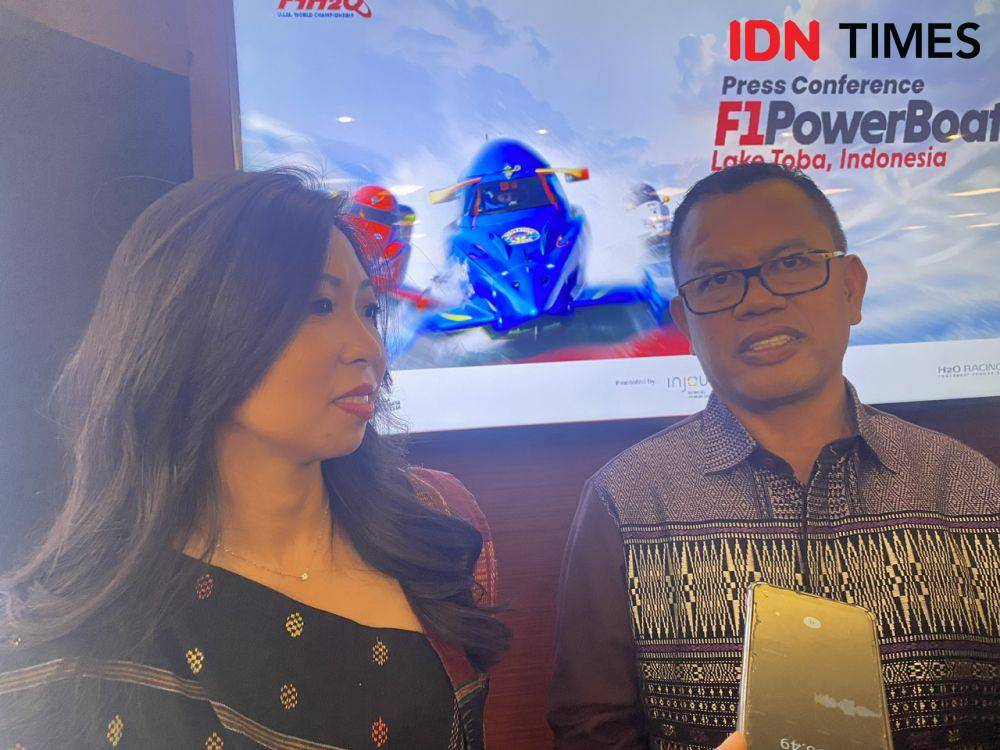 Direktur Pemasaran dan Pengembangan Pariwisata InJourney, Maya Watono (kiri), Bupati Toba, Poltak Sitorus (kanan). (IDN Times/Vadhia Lidyana)