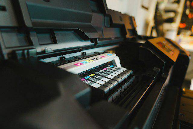 ilustrasi printer (unsplash.com/Jakub Żerdzicki)