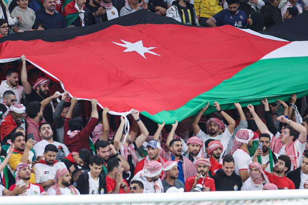 fans timnas Yordania membentangkan bendera di tribun penonton (instagram.com/jordan.fa)