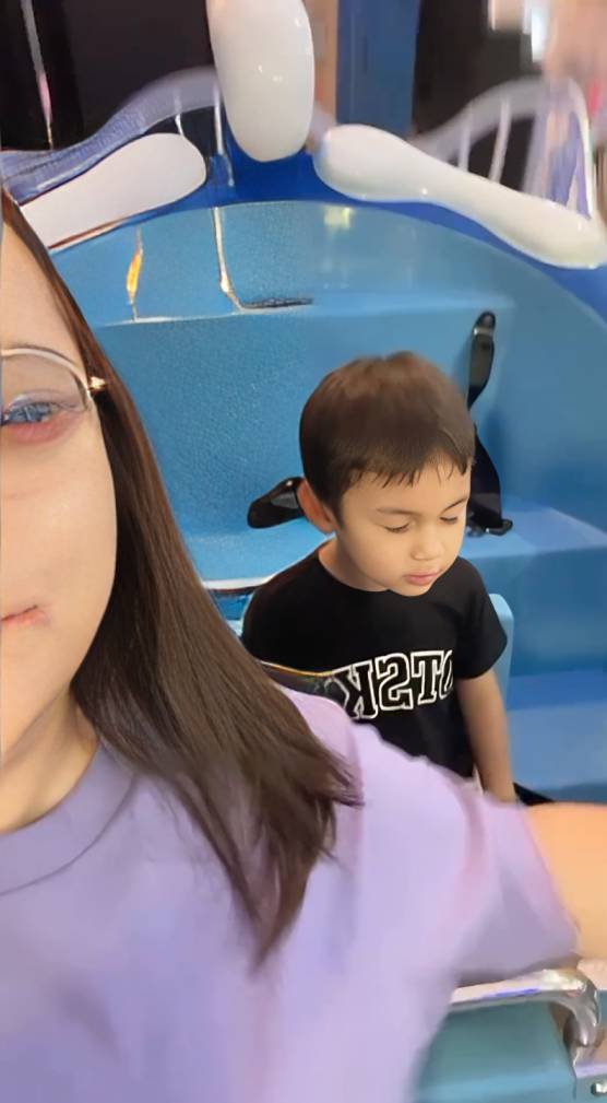 potret Kiano nahan takut naik kora-kora mini (instagram.com/mizheelverhoeven)