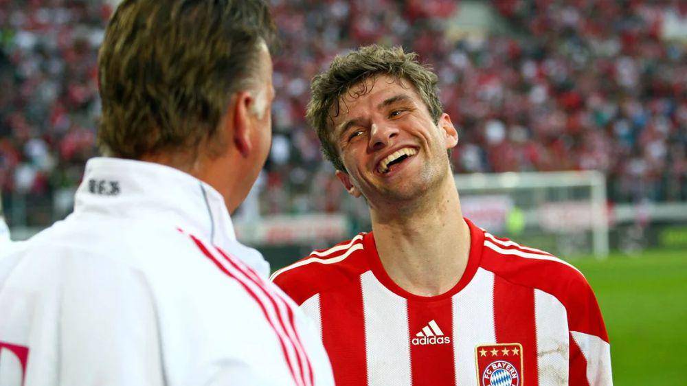 Louis van Gaal (kiri) dan Thomas Mueller (kanan). (bundesliga.com)