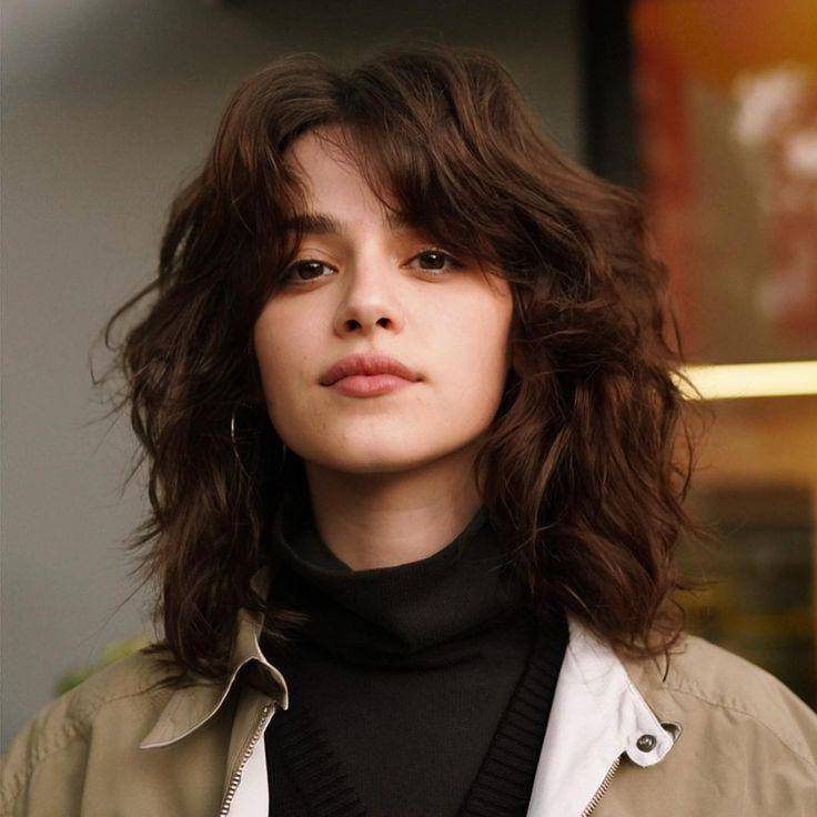 Wavy short to medium long hair (Pinterest.com/The right hairstyles)