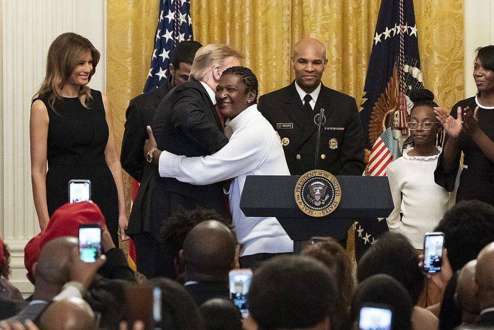 Presiden Donald J Trump memeluk Catherine Toney setelah Toney menyampaikan pidato pada perayaan Black History Month pada Kamis, 21 Februari 2019, di Ruang Timur Gedung Putih. (commons.wikimedia.org/Foto Resmi Gedung Putih oleh Andrea Hanks)
