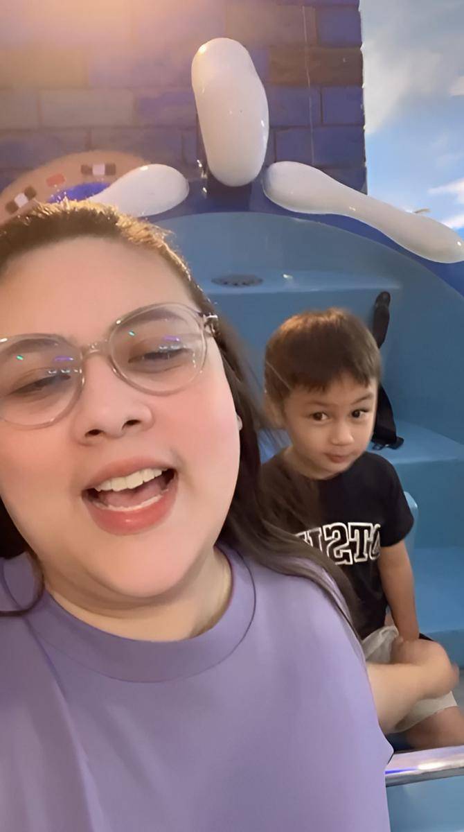 potret Kiano nahan takut naik kora-kora mini (instagram.com/mizheelverhoeven)