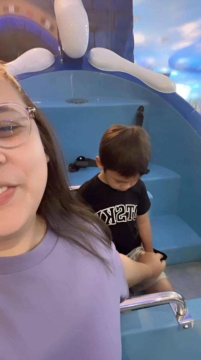 potret Kiano nahan takut naik kora-kora mini (instagram.com/mizheelverhoeven)