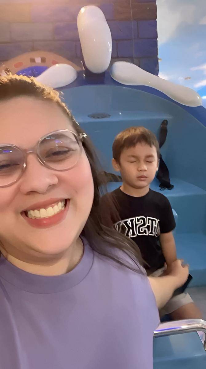 potret Kiano nahan takut naik kora-kora mini (instagram.com/mizheelverhoeven)