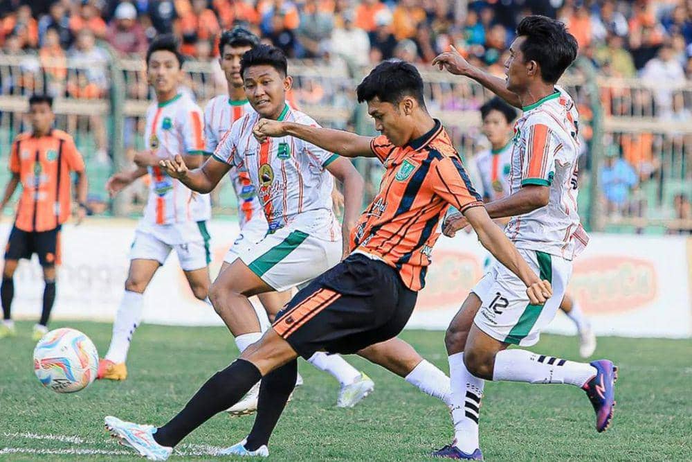Persibo Bojonegoro dalam laga melawan Persekabpas Pasuruan pada fase 28 besar Liga 3 Jatim 2023/2024. (instagram.com/persibo.bojonegoro)