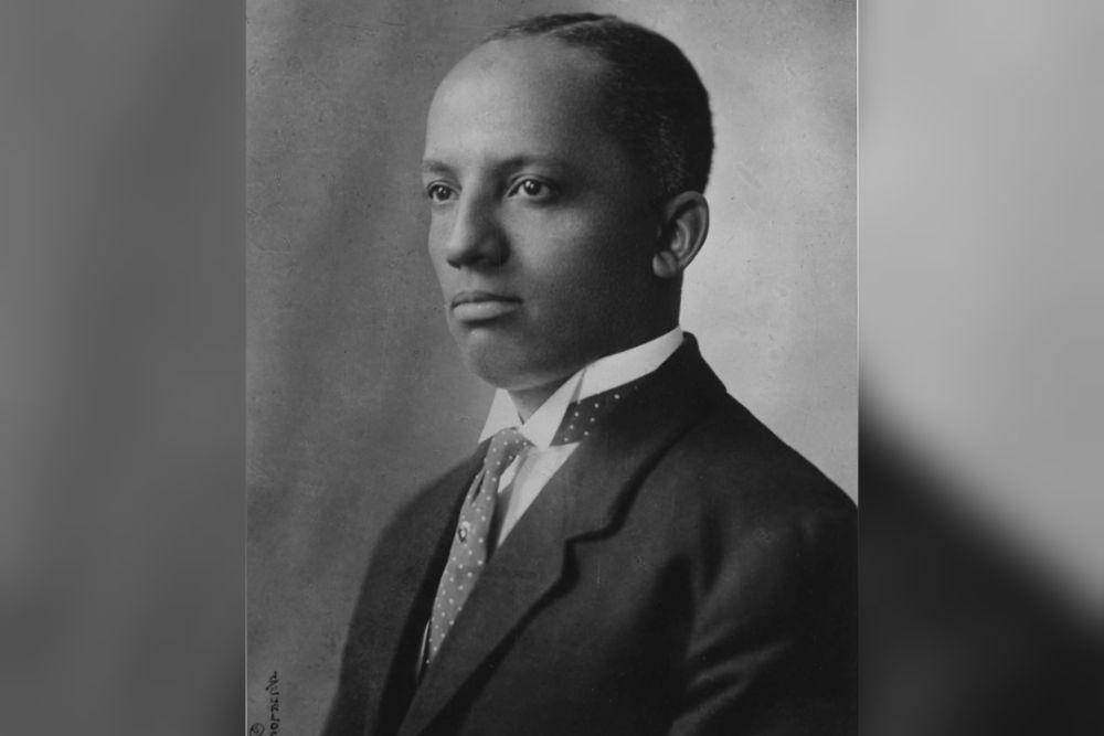 potret Dr. Carter G Woodson (1875—1950) (commons.wikimedia.org/Addison Norton Scurlock)