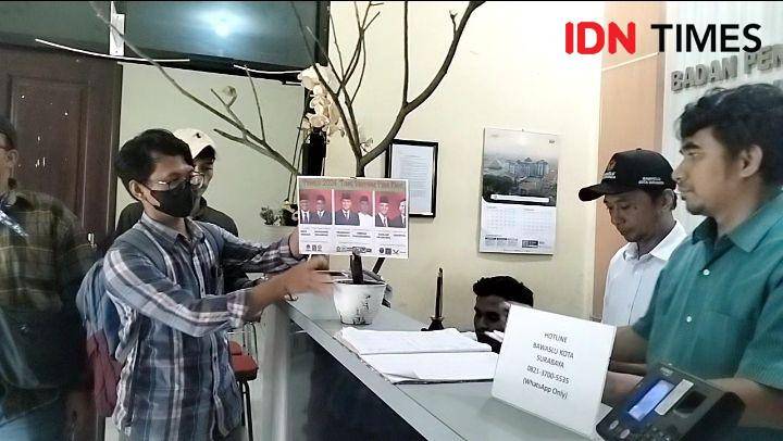 Bawaslu saat mendapat kirim pohon mati, Rabu (7/2/2024). (IDN Times/Khusnul Hasana)