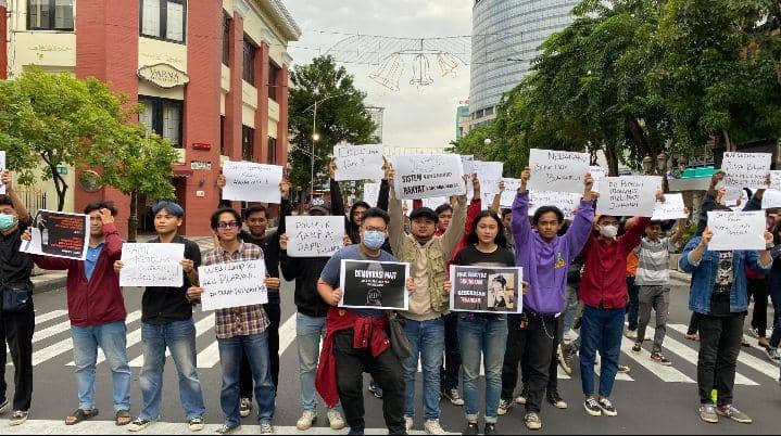 Sejumlah Pemuda Surabaya Pendukung Ganjar-Mahfud Kritik Jokowi