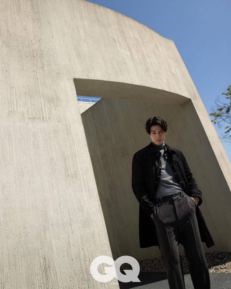 outfit serba hitam ala Lee Dong Wook (instagram.com/leedongwook_official)