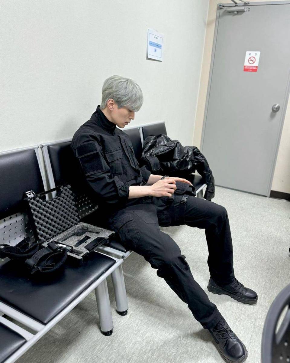 outfit serba hitam ala Lee Dong Wook (instagram.com/leedongwook_official)