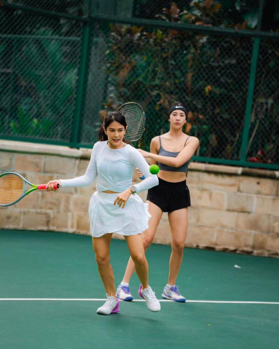 potret ekspresi Dian Sastro saat main tenis (instagram.com/therealdisastr)