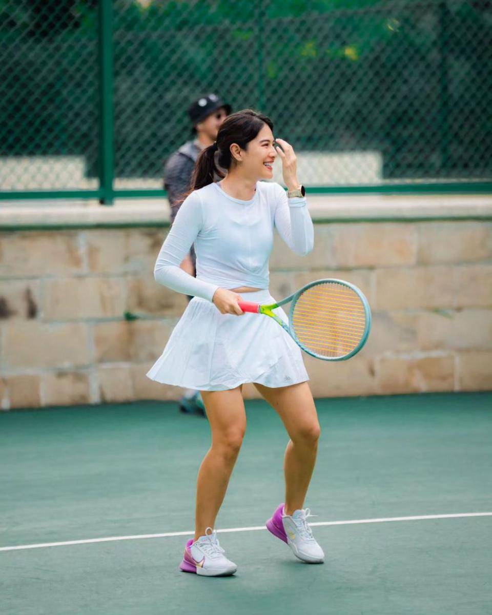 potret ekspresi Dian Sastro saat main tenis (instagram.com/therealdisastr)