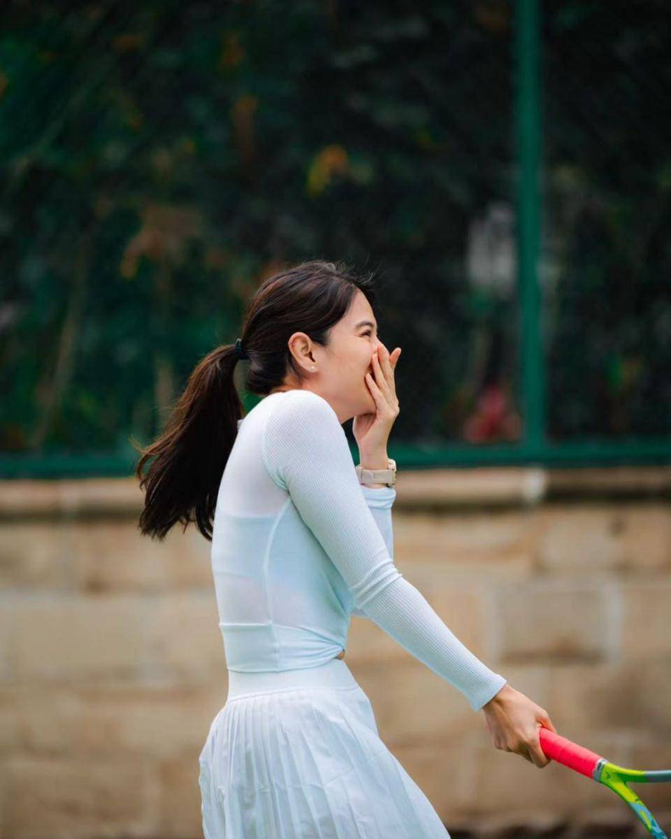 potret ekspresi Dian Sastro saat main tenis (instagram.com/therealdisastr)