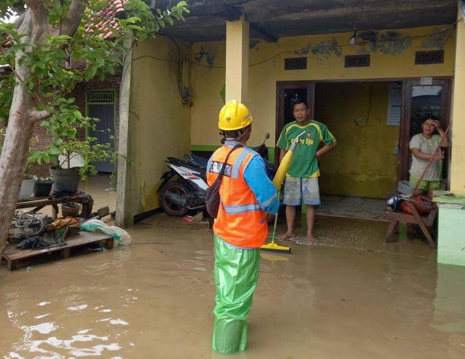 Petugas PLN UP3 Demak terjun ke rumah warga yang terdampak banjir di Grobogan untuk mengamankan listrik. (dok. PLN)