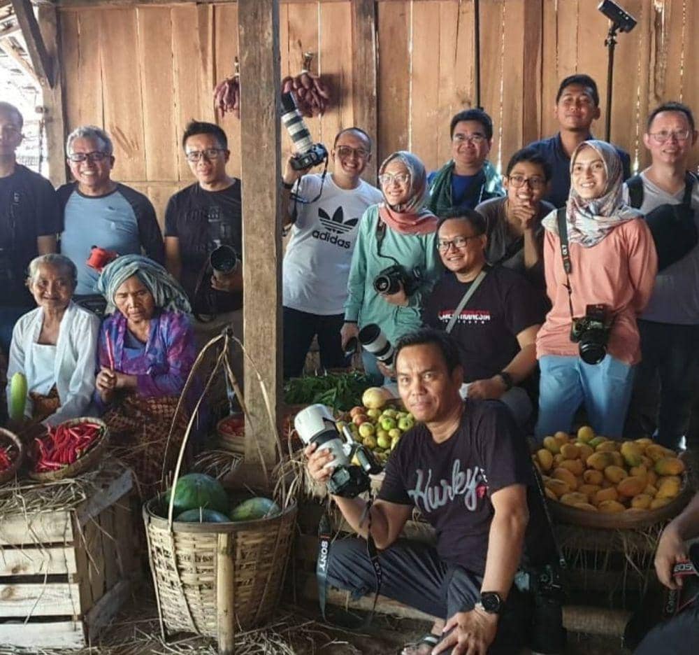 potret bersama peserta tur fotografi (instagram.com/kampung_nusantara)