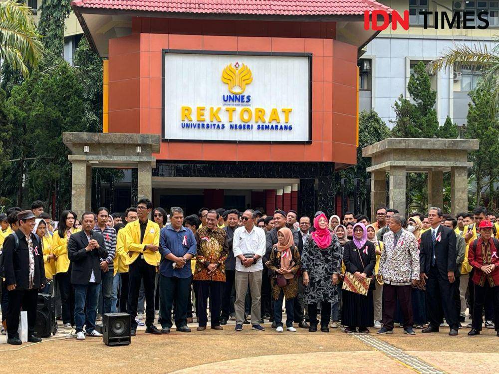 Sivitas akademika Universitas Negeri Semarang menggelar Seruan Moral dari Kampus Sekaran, Rabu (7/2/2024). (IDN Times/Anggun Puspitoningrum)