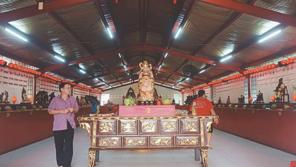 Warga sembahyang mengelilingi seluruh patung dan memasang dupa. IDN Times/Sherlina Purnamasari