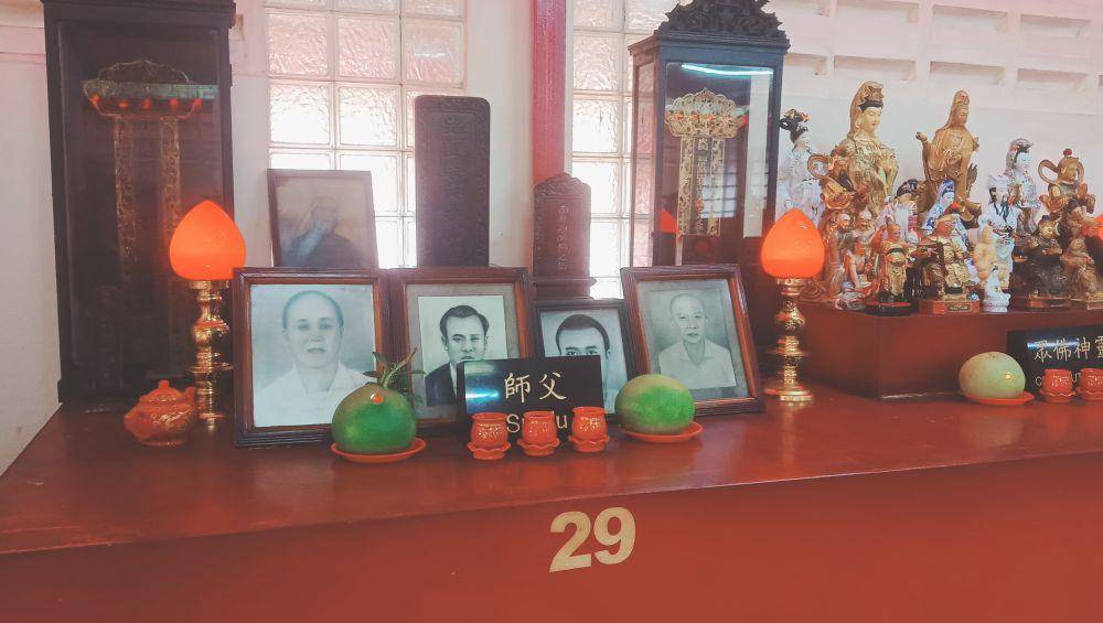 Sembahyang leluhur umat Buddha. IDN Times/Sherlina Purnamasari