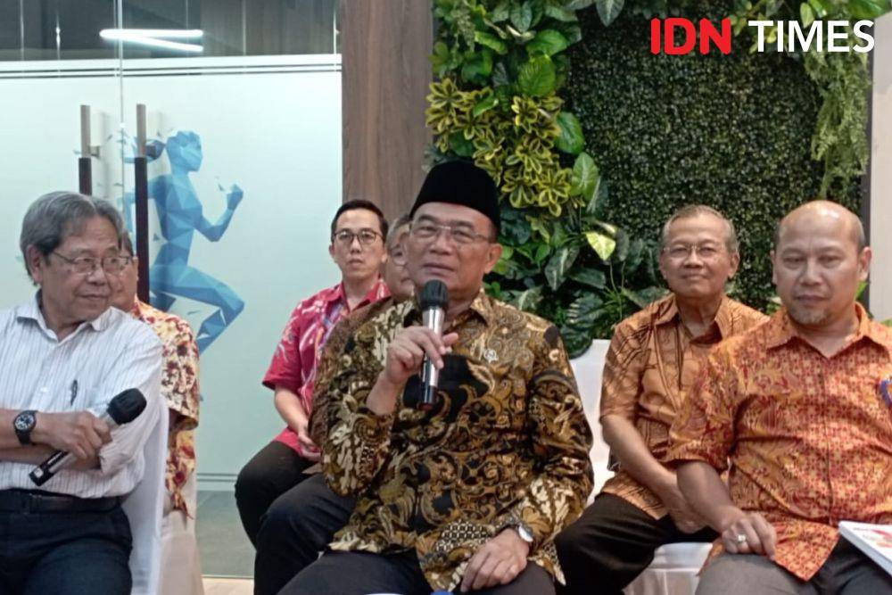 Menko PMK Muhadjir Effendy gelar konpers di Kantor Kemenko PMK, Rabu (7/2/2024). (IDN Times/Dini Suciatiningrum)