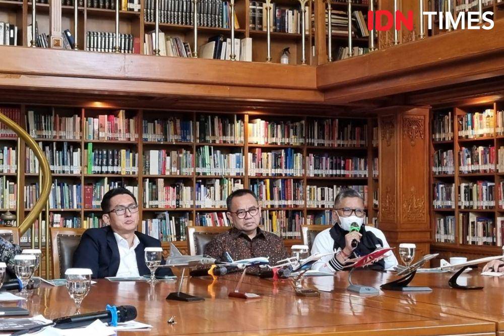Sekjen DPP PDI Perjuangan, Hasto Kristiyanto (paling kanan) (IDN Times/Ilman Nafi'an)