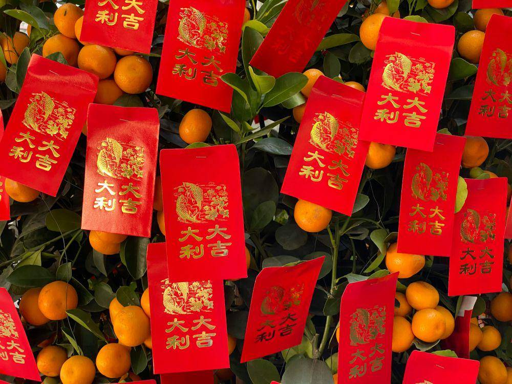 ilustrasi angpau (unsplash,com/ Yuwei Shaw)