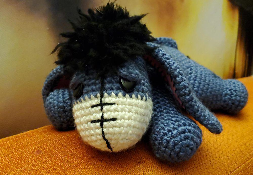 9 Potret Rajutan Tangan Bertema Eeyore, Hasilnya Rapi