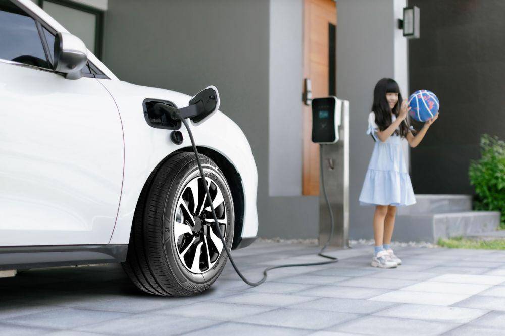 Ilustrasi mobil listrik (Bridgestone)