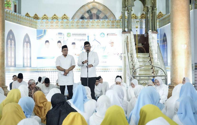 Warga Padati Masjid Raya Al Mashun untuk Rayakan Isra Mikraj