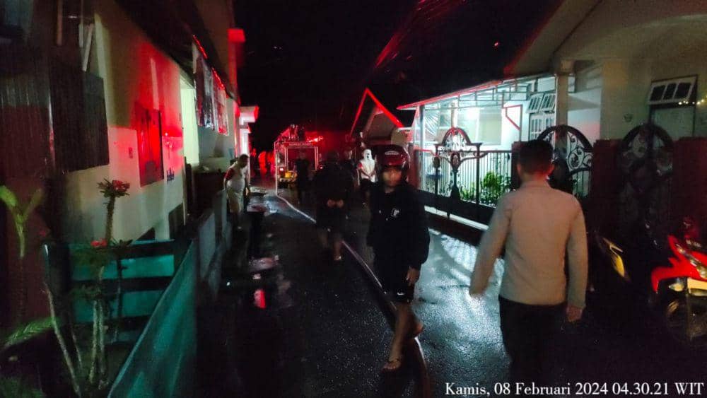 Suasana tampak lengah di kawasan Kayu Tiga Bethabara RT 01/ RW  08, Negeri Soya usai rumah milik Alfa Mainake (39) terbakar.(IDN Times/Humas Polresta Pulau Ambon)
