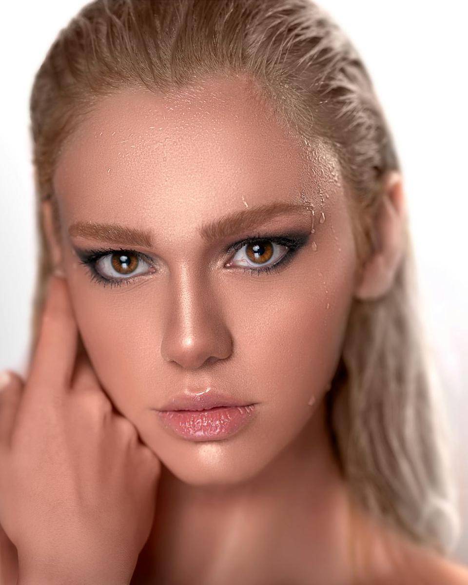 inspirasi glamour potrait (unsplash.com/Amir Seilsepour)