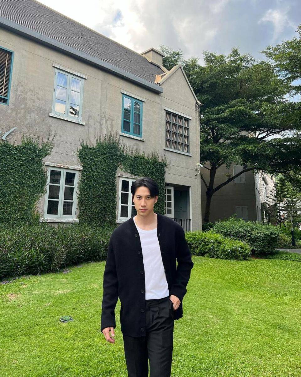 black outfit ala Bright Rapheephong (instagram.com/brightrpp)