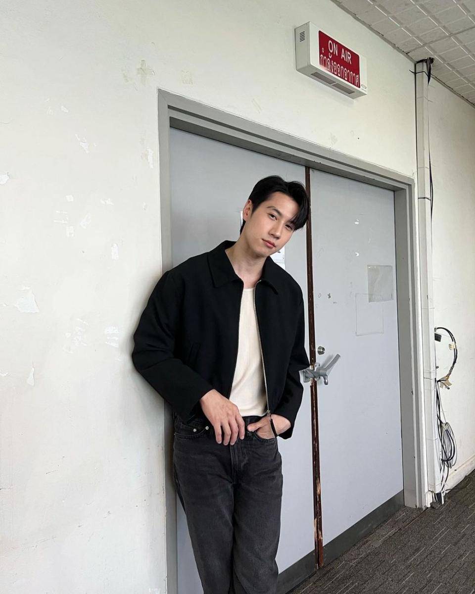 black outfit ala Bright Rapheephong (instagram.com/brightrpp)