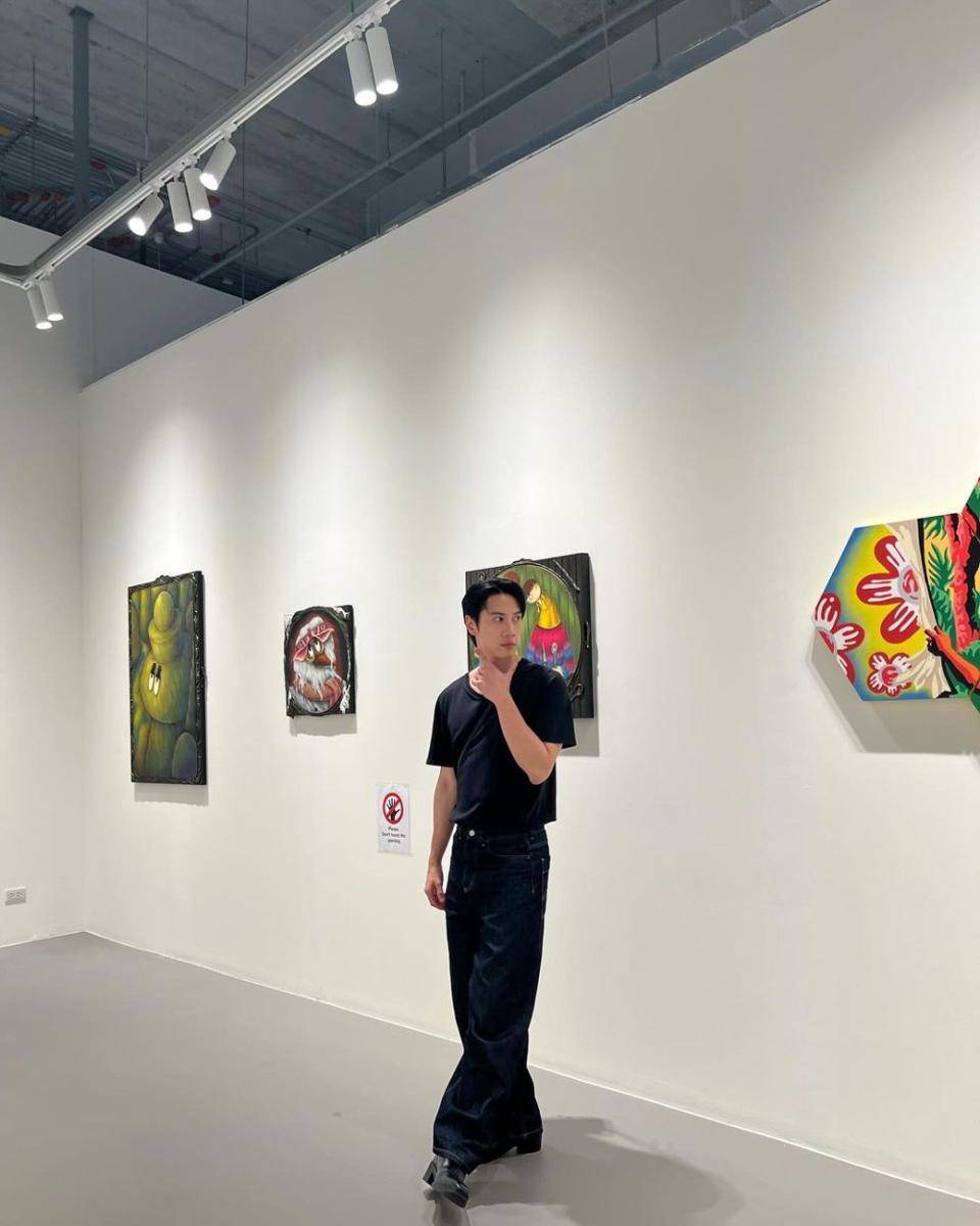 black outfit ala Bright Rapheephong (instagram.com/brightrpp)