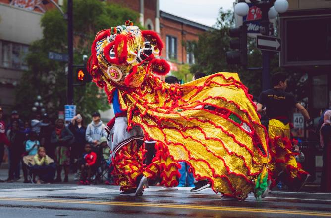ilustrasi tarian barongsai (pexels.com/vladvictoria)