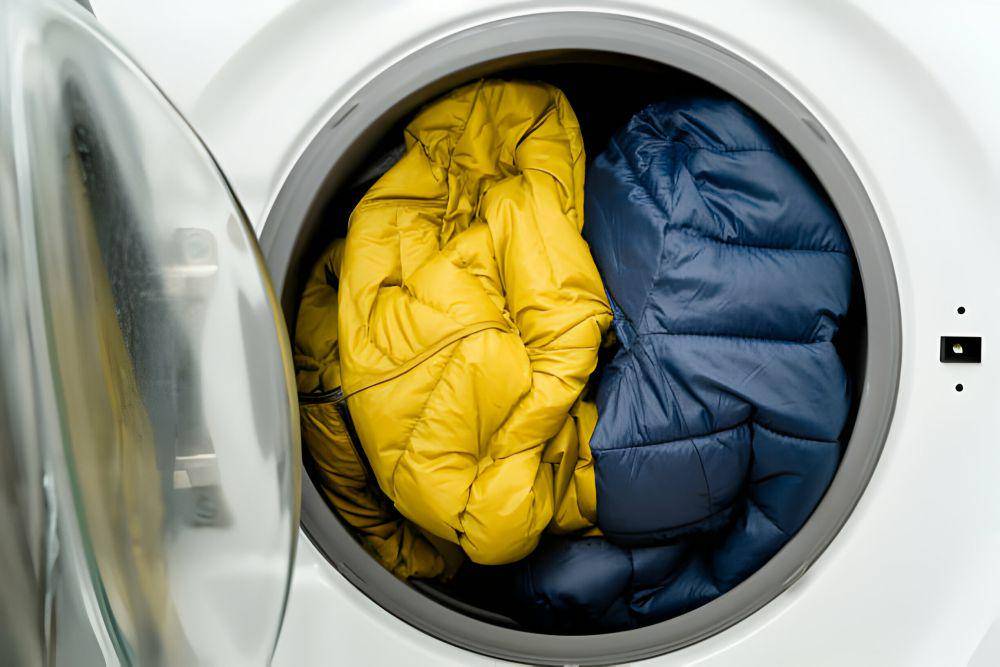 ilustrasi mencuci jaket berbahan poliester (istockphoto.com/Damian Lugowski)