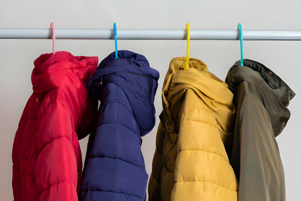 ilustrasi menjemur jaket poliester di tempat teduh (istockphoto.com/Tatiana Foxy)