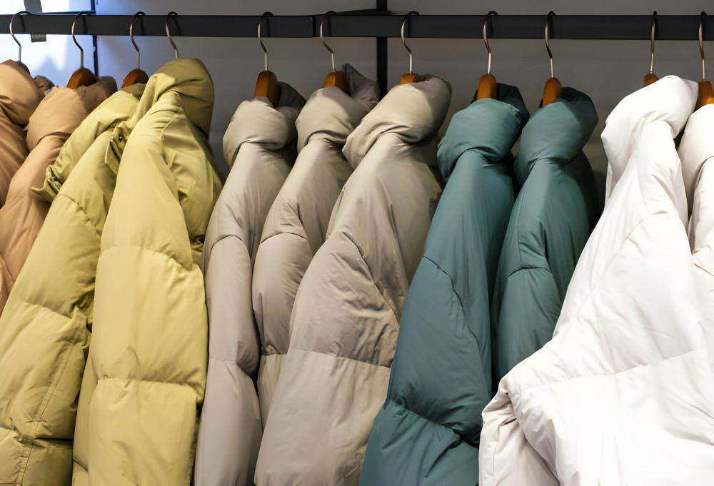 ilustrasi menyimpan jaket poliester di lemari (istockphoto.com/Tatiana)