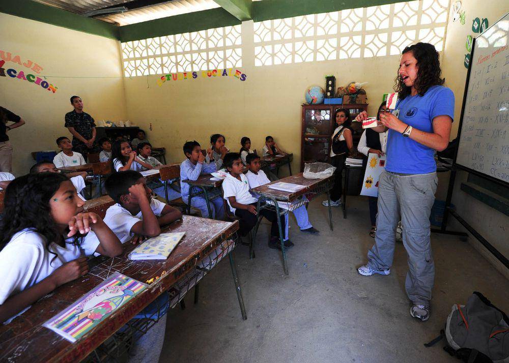 Siswa sedang menyimak penjelasan dari gurunya menunjukkan siswa tersebut disiplin ketika di kelas (pixabay.com/12019)