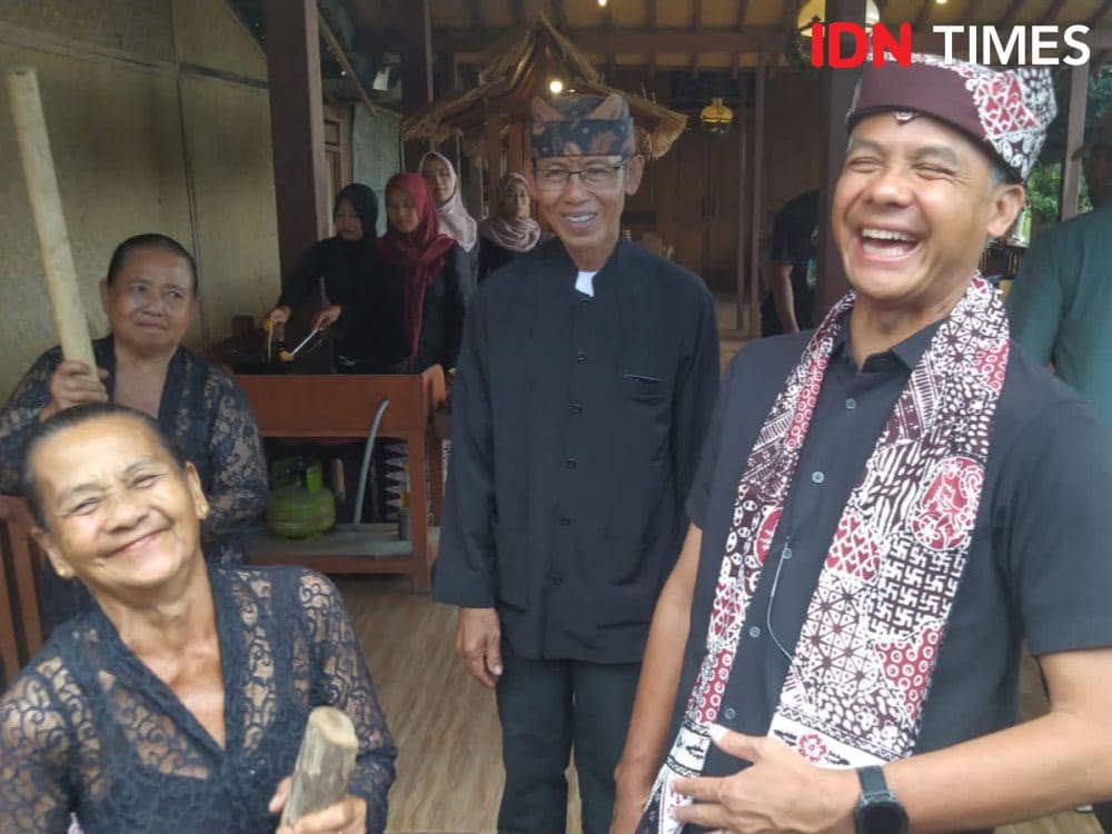 Momen Ganjar Ngopi dan Ngakak Bareng Suku Using Banyuwangi