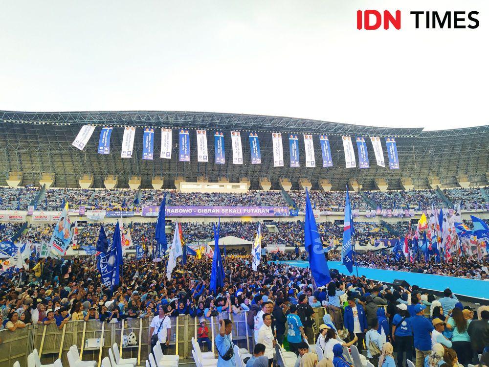 Massa Pendukung Prabowo-Gibran Tumplek di Stadion GBLA
