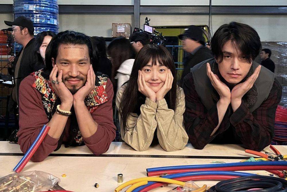 Kim Min, Kim Hye Jun, dan Lee Dong Wook di balik layar drakor A Shop for Killers (instagram.com/hyello._.o)