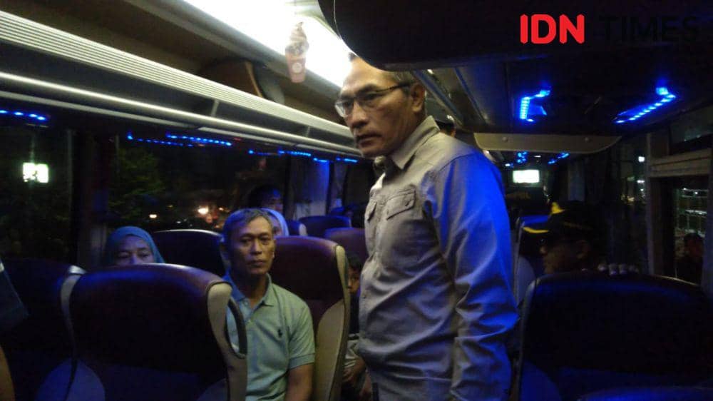 Bupati Bantul Abdul Halim Muslih saat melepas penumpang bus yang selamat pulang ke rumahnya di Sukoharjo Jawa Tengah.(IDN Times/Daruwaskita)